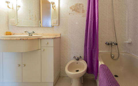 La Pineda 156: Salle De Bains, Violet, Pièce, Propriété, Rose, Luminaire Plomberie, Mur, Design Intérieur, Architecture, Toilette