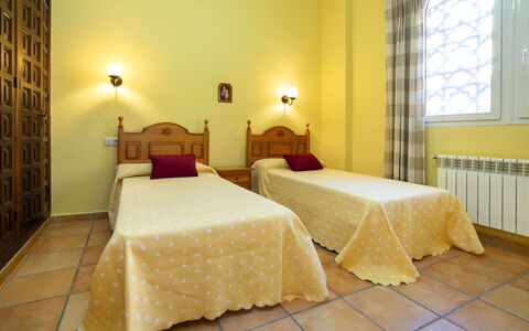 Azahara: Meubles, Lit, Pièce, Chambre, Propriété, Drap De Lit, Cadre De Lit, Design Intérieur, Matelas, Sol