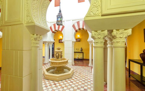 Azahara: Jaune, Propriété, Pièce, Design Intérieur, Matériel De La Propriété, Sol, Architecture, Meubles, Moulage, Maison