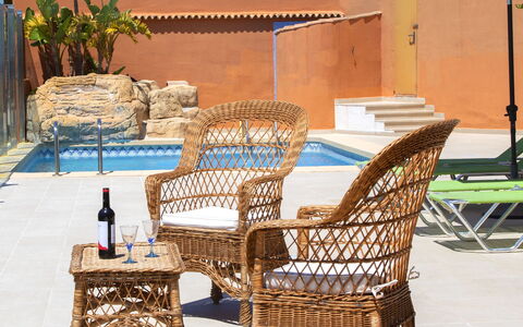 Azahara: Meubles, Osier, Chaise, Mobilier De Jardin, Tableau De Plein Air, Propriété, Table, Patio, Pièce, Immobilier