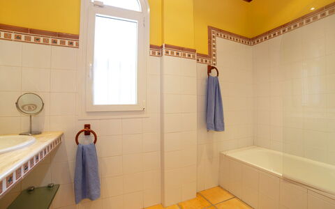 Azahara: Propriété, Luminaire Plomberie, Salle De Bains, Fenêtre, Jaune, Design Intérieur, Architecture, Bâtiment, Baignoire