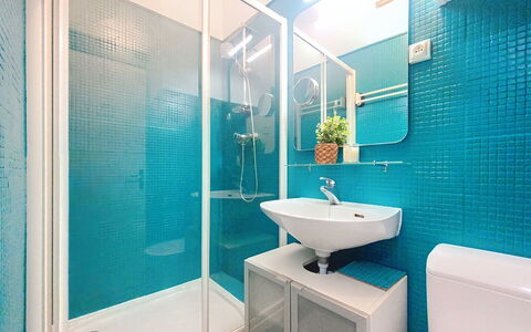 Carnot: Bleu, Mur, Salle De Bains, Luminaire Plomberie, Design Intérieur, Sol, Lavabo, Sol, Évier, Miroir