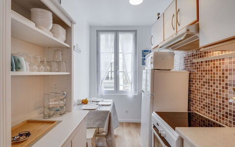 Carnot: Cabinetry, Propriété, Comptoir, Rayonnage, Bois, Cuisine, Design Intérieur, Évier, Fenêtre, Sol