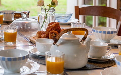 Kerlioret: Petit Déjeuner, Repas, Brunch, Serveware, Aliments, Boisson, Coupe, Soucoupe