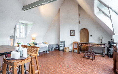 Kerlioret: Pièce, Propriété, Bâtiment, Design Intérieur, Meubles, Maison, Grenier, Sol, Immobilier, Table
