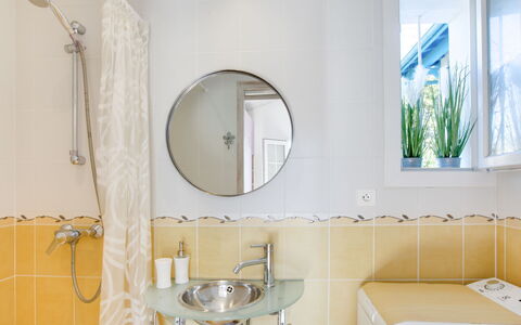 Etxe Tikia: Miroir, Luminaire Plomberie, Robinet, Propriété, Lavabo, Bâtiment, Salle De Bains, Évier, Design Intérieur