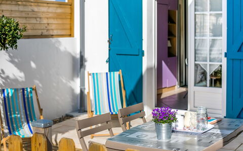 Etxe Tikia: Table, Propriété, Jour, Meubles, Bleu, Plante, Fleur, Vert, Porte, Bois