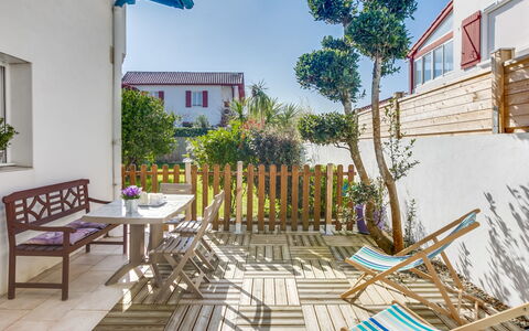 Etxe Tikia: Plante, Propriété, Bâtiment, Bleu, Ciel, Bleu Azur, Fenêtre, Bois, Mobilier De Jardin, Table