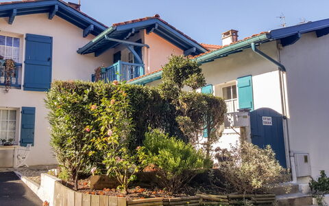 Etxe Tikia: Plante, Ciel, Fenêtre, Propriété, Bâtiment, Bleu, Bleu Azur, Maison, Lot Terre