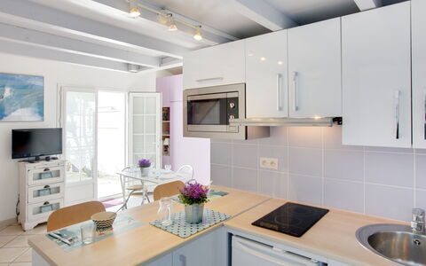 Etxe Tikia: Cabinetry, Evier, Comptoir, Évier, Propriété, Meubles, Blanc, Cuisinière, Appareil De Cuisine, Cuisine