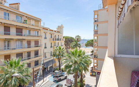 Le Neptune: L'Eau, Plante, Ciel, Propriété, Nuage, Piscine, Bleu Azur, Arbre, Mobilier De Jardin, Ombre