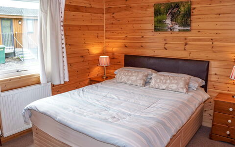 Osprey Lodge: Meubles, Propriété, Bâtiment, Fenêtre, Confort, Cabinetry, Bois, Cadre De Lit, Lit, Design Intérieur
