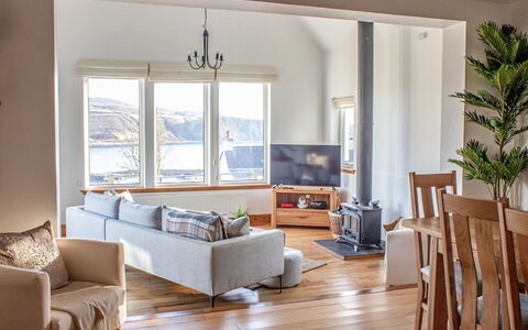 Bay View: Meubles, Canapé, Table, Bois, Fenêtre, Ombre, Salon, Design Intérieur, Sol, Sol