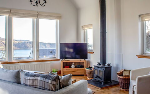 Bay View: Canapé, Meubles, Bâtiment, Fenêtre, Confort, Bleu Azur, Bois, Cadre, Télévision, Design Intérieur