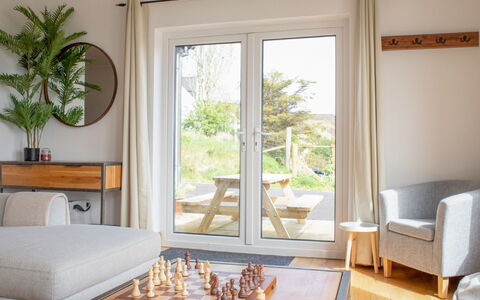 Bay View: Propriété, Plante, Meubles, Table, Bâtiment, Bois, Architecture, Design Intérieur, Mur