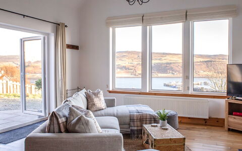 Bay View: Meubles, Propriété, Fenêtre, Canapé, Bâtiment, Ombre, Bois, Design Intérieur, Table