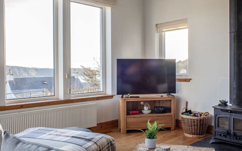 Bay View: Bâtiment, Meubles, Propriété, Fenêtre, Confort, Bois, Design Intérieur, Textile, Canapé, Télévision