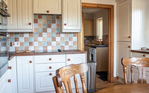 Bay View: Cabinetry, Meubles, Comptoir, Cuisine, Bois, Chaise, Appareil De Cuisine, Design Intérieur, Tiroir, Bâtiment