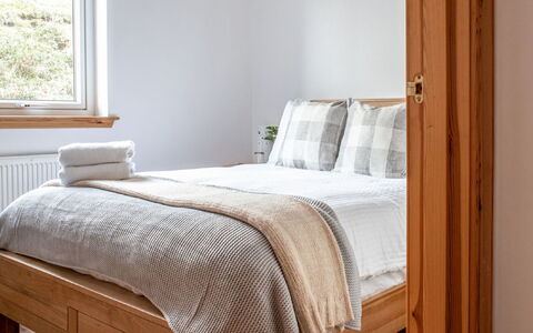 Bay View: Chambre, Meubles, Lit, Drap De Lit, Pièce, Literie, Cadre De Lit, Propriété, Matelas, Design Intérieur