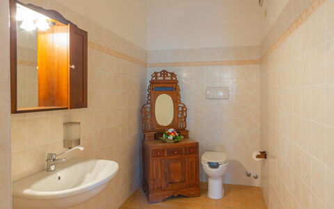 Fonte del Ceppo 2: Miroir, Robinet, Luminaire Plomberie, Bâtiment, Propriété, Évier, Lavabo, Salle De Bains, Armoire De Toilette, Bois