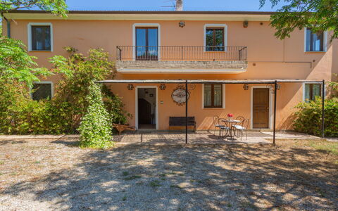 Fonte del Ceppo 2: Table, Ciel, Meubles, Propriété, Bâtiment, Design Intérieur, Bois, Ombre, Sol, Chaise