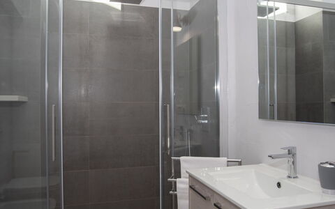 Asfodelo: Miroir, Évier, Propriété, Luminaire Plomberie, Robinet, Bâtiment, Salle De Bains, Lavabo, Design Intérieur