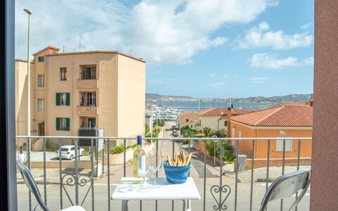 Asfodelo: Nuage, Ciel, Bâtiment, Meubles, Plante, Fenêtre, Table, Chaise, Bleu Azur, Pot De Fleur