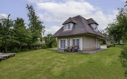 Citta Romana: Nuage, Plante, Ciel, Bâtiment, Fenêtre, Arbre, Maison, Lot Terre, Herbe, Siding