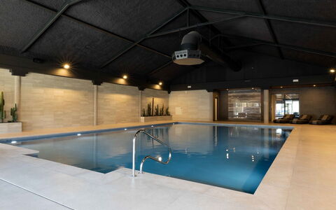 Citta Romana: Bâtiment, Piscine, Design Intérieur, Maison, Ombre, Chaise, Loisir, Plafond, L'Eau, Des Loisirs