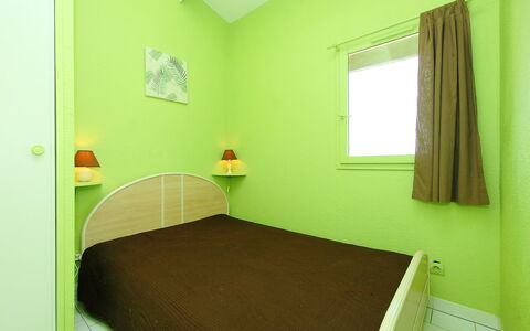 Port Saint Michel: Vert, Pièce, Propriété, Lit, Mur, Design Intérieur, Meubles, Drap De Lit, Chambre, Plafond