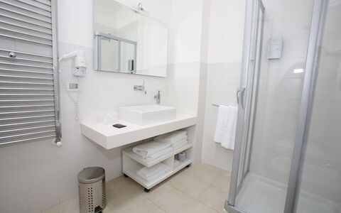 Residence Montesarago: Robinet, Évier, Propriété, Luminaire Plomberie, Miroir, Salle De Bains, Bâtiment, Lavabo, Design Intérieur
