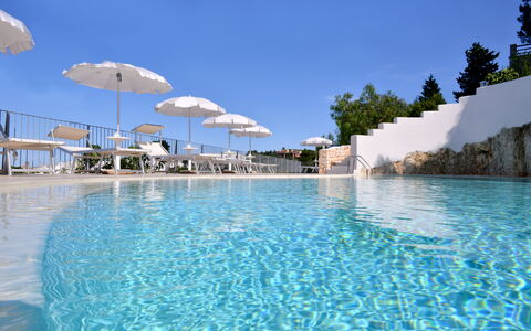 Residence Montesarago: L'Eau, Ciel, Piscine, Bleu Azur, Bleu, Parapluie, Plante, Arbre, Ombre, Mobilier De Jardin
