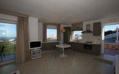 Villa Zeus: Meubles, Canapé, Table, Bâtiment, Télévision, Bois, Salon, Sol, Ombre, Sol