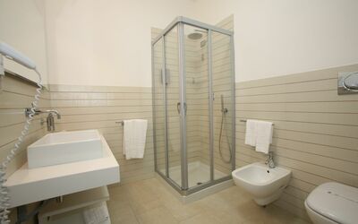 Villa Atena: Luminaire Plomberie, Propriété, Salle De Bains, Toilette, Noir, Robinet, Bâtiment, Violet, Design Intérieur