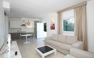 Villa Ecate: Table, Propriété, Canapé, Meubles, Confort, Salon, Bois, Canapé-Lit, Bâtiment, Cadre