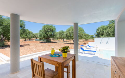 Villa Stella Cadente: Table, Plante, Meubles, Ciel, Bleu Azur, Chaise, Bâtiment, Design Intérieur, Bois, Arbre