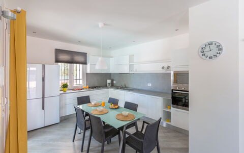Villa Stella Cadente: Cabinetry, Meubles, Comptoir, Table, Fenêtre, Bâtiment, Cuisine, Bois, Chaise, Maison