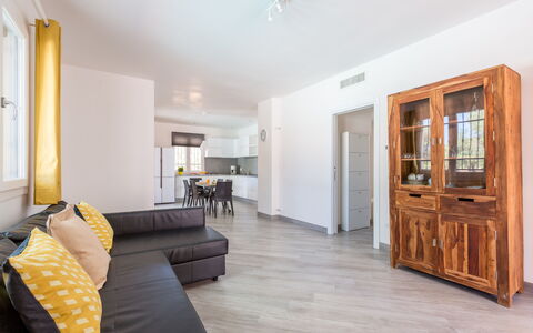 Villa Stella Cadente: Meubles, Cabinetry, Bâtiment, Porte, Bois, Sol, Maison, Design Intérieur, Confort, Tiroir