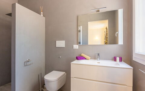 Villa Stella Cadente: Miroir, Propriété, Robinet, Évier, Armoire De Toilette, Luminaire Plomberie, Lavabo, Salle De Bains, Violet