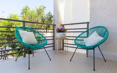 Villa Fontanelle: Plante, Meubles, Propriété, Fleur, Chaise, Vert, Bleu Azur, Mobilier De Jardin, Confort, Bois