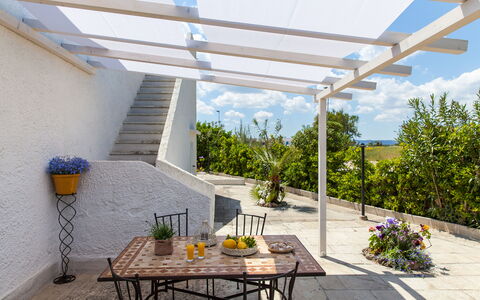 Villa Fontanelle: Plante, Table, Meubles, Bâtiment, Propriété, Ombre, Chaise, Design Intérieur, Ciel, Mobilier De Jardin