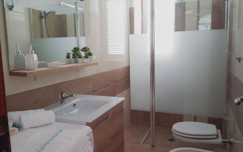 Villa Fontanelle: Miroir, Évier, Luminaire Plomberie, Lavabo, Robinet, Propriété, Blanc, Salle De Bains, Design Intérieur, Bâtiment