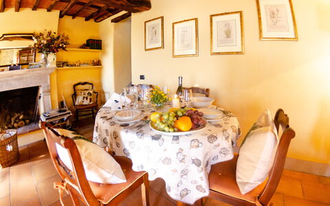 La Casa Del Sole: Salle À Manger, Pièce, Propriété, Meubles, Design Intérieur, Table, Jaune, Bâtiment, Immobilier, Restaurant