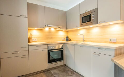 Aileen: Propriété, Pièce, Cabinetry, Cuisine, Comptoir, Meubles, Design Intérieur, Bâtiment, Maison, Immobilier