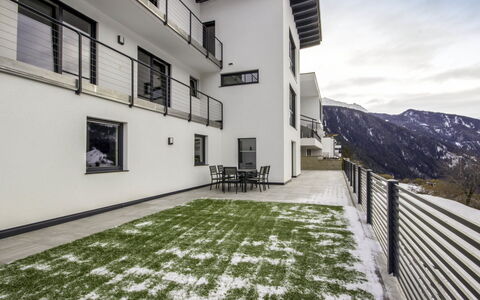 Aileen: Bâtiment, Jour, Propriété, Nuage, Ciel, Fenêtre, Plante, Herbe, Design Urbain, Zone Résidentielle