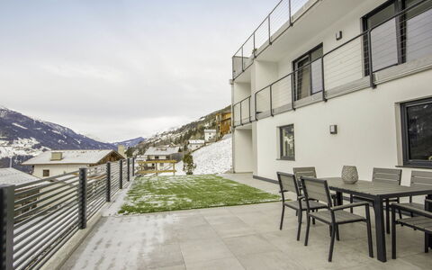 Aileen: Table, Ciel, Propriété, Bâtiment, Meubles, Nuage, Fenêtre, Plante, Chaise, Architecture