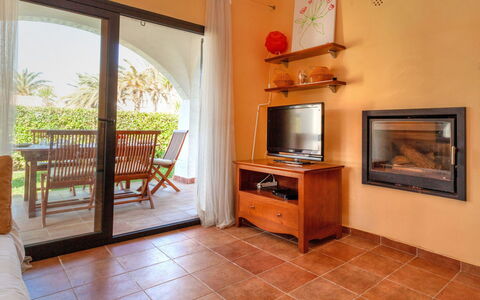 Green Garden & House Pals Beach: Cadre, Meubles, Télévision, Cabinetry, Bois, Fenêtre, Design Intérieur, Architecture, Salon, Sol