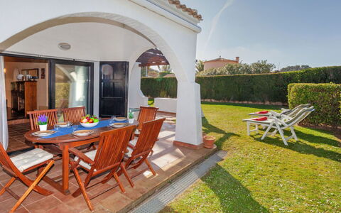 Green Garden & House Pals Beach: Plante, Propriété, Meubles, Ciel, Bâtiment, Table, Ombre, Chaise, Mobilier De Jardin, Porte
