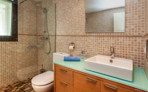 Green Garden & House Pals Beach: Miroir, Marron, Luminaire Plomberie, Robinet, Armoire De Toilette, Évier, Propriété, Lavabo, Cabinetry, Salle De Bains