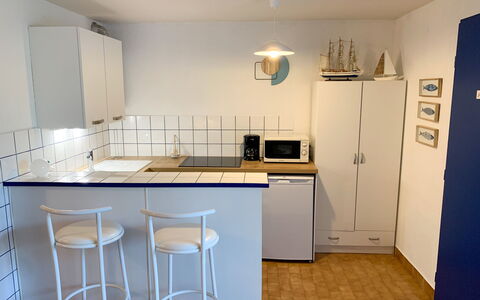 Cap D'Agde 897: Cabinetry, Comptoir, Meubles, Evier, Évier, Électroménager, Cuisine, Bois, Chaise, Design Intérieur